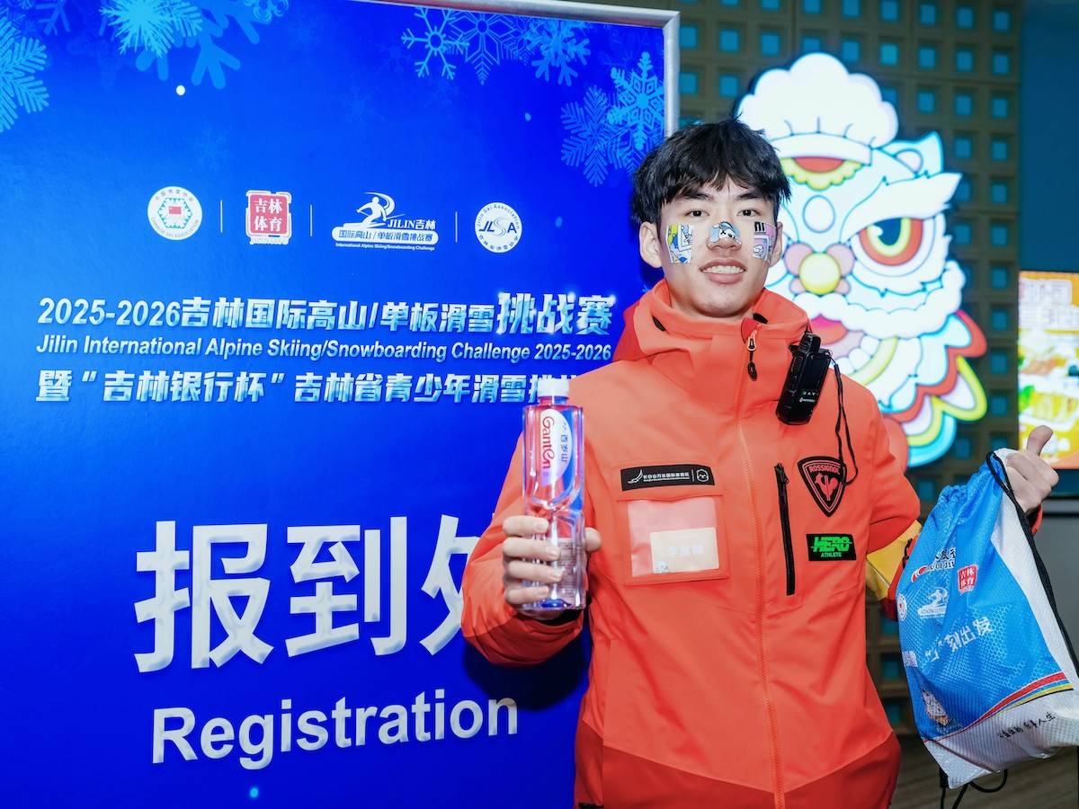 作为赛事官方赞助商,“水中贵族”百岁山为参赛选手提供高质量补水,同时为赛事的成功举办提供强大助力。