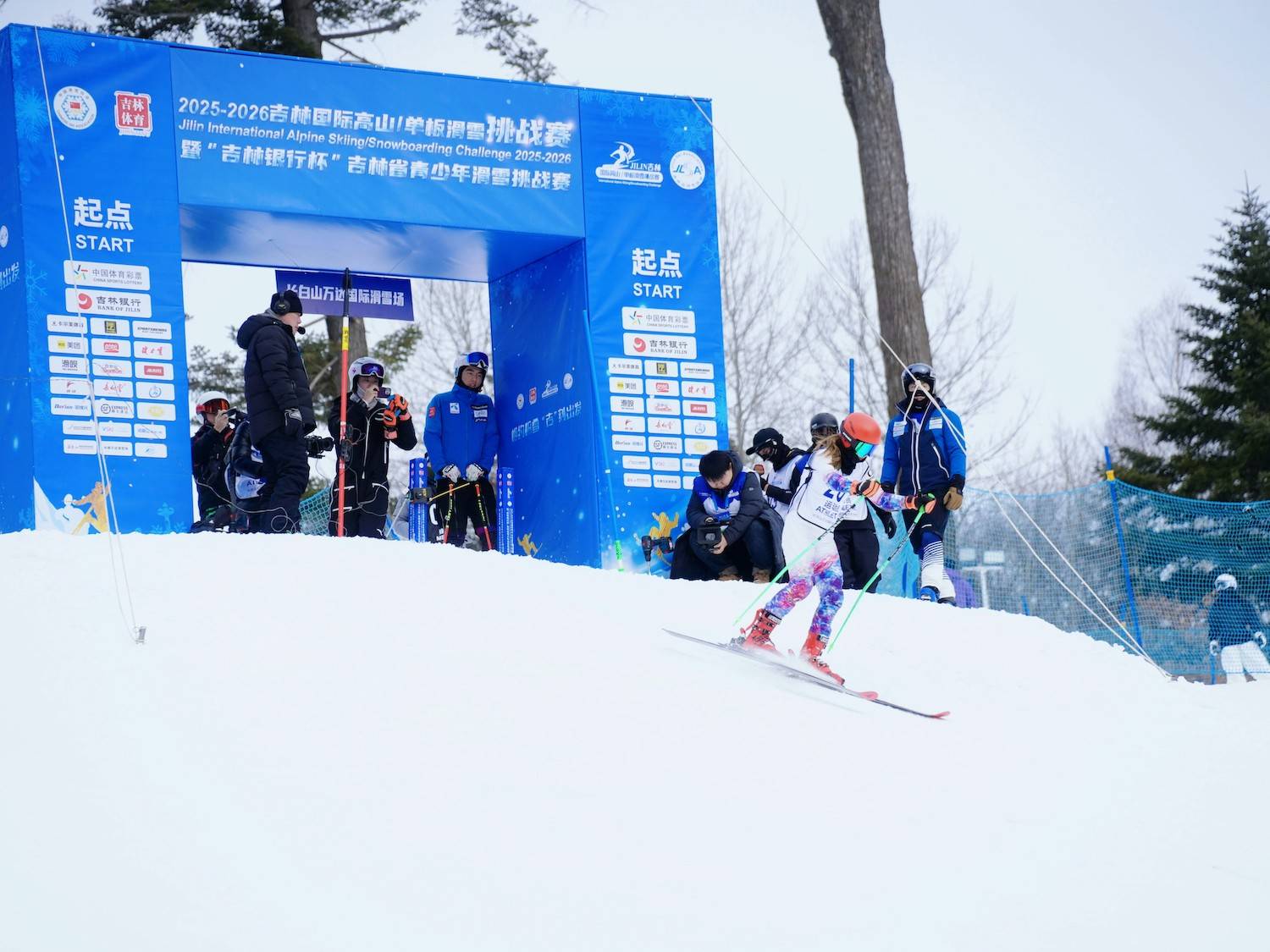 作为赛事官方赞助商,“水中贵族”百岁山为参赛选手提供高质量补水,同时为赛事的成功举办提供强大助力。
