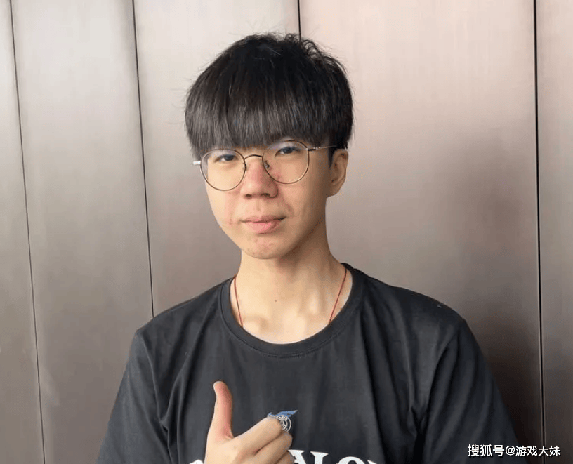 LPL战队出现离谱操作,教练人数比选手还多,其他战队没教练可签