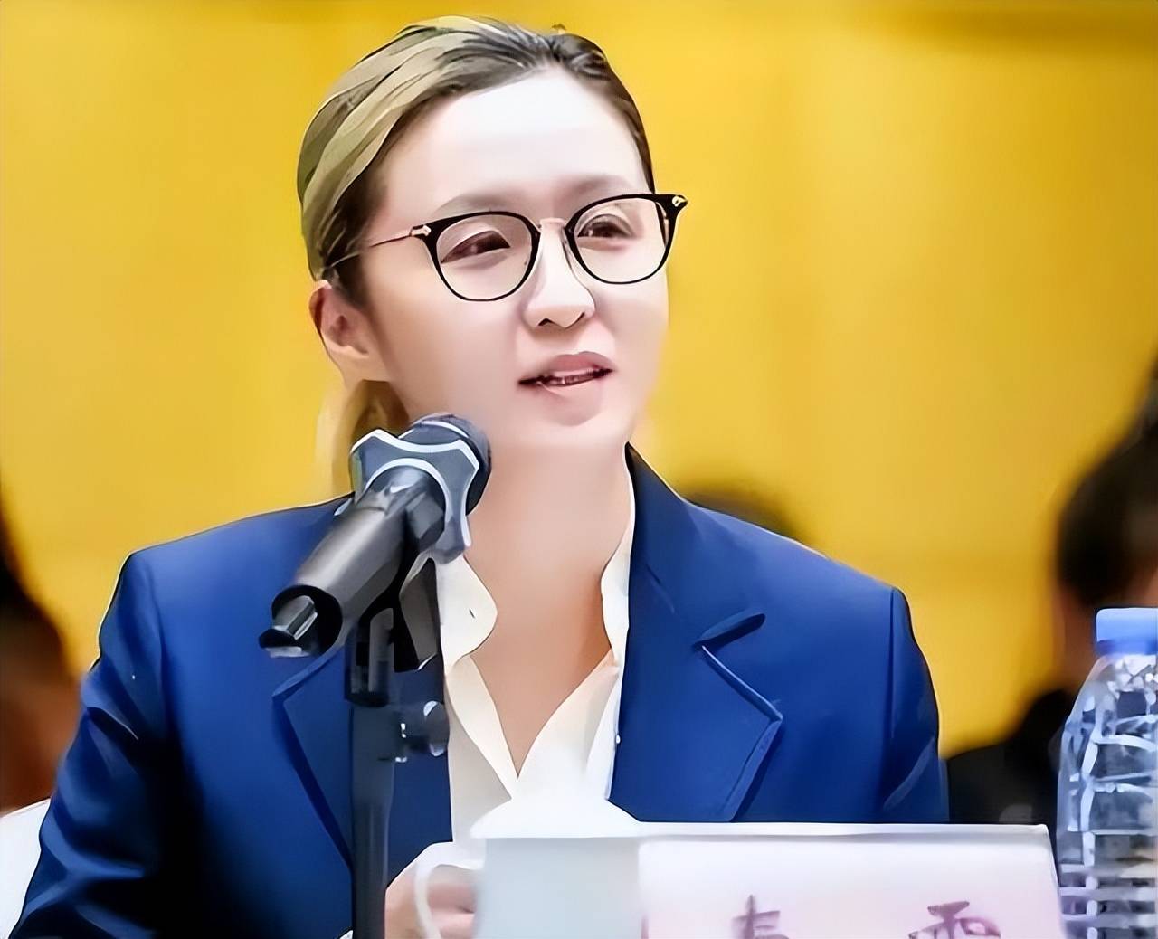秦雯慌了!袭警事件启动调查,工作暂停,网友:她老公才是大佬啊
